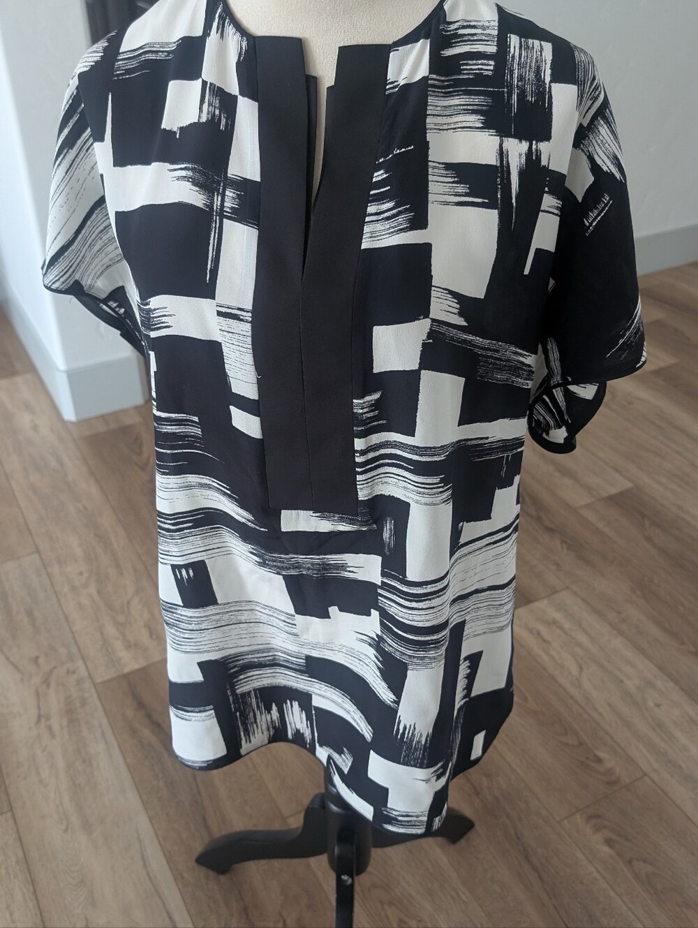 Lafayette 148 New York Black and White Brushstroke Split-Neck Tunic